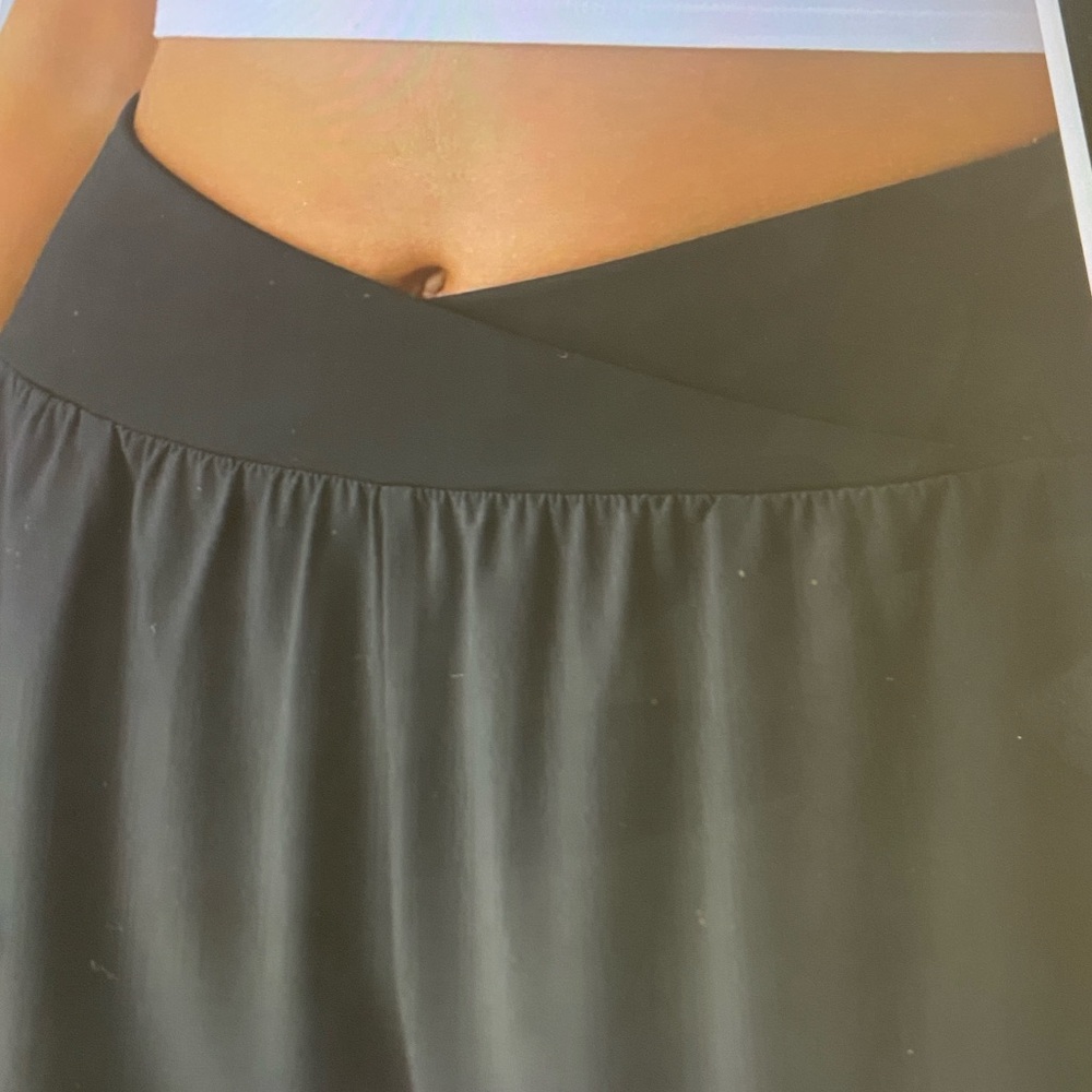 LARGE  (PETITE).   HALARA BREEZEFUL CROSSOVER QUICK DRY RESORT PANTS - Picture 3 of 9